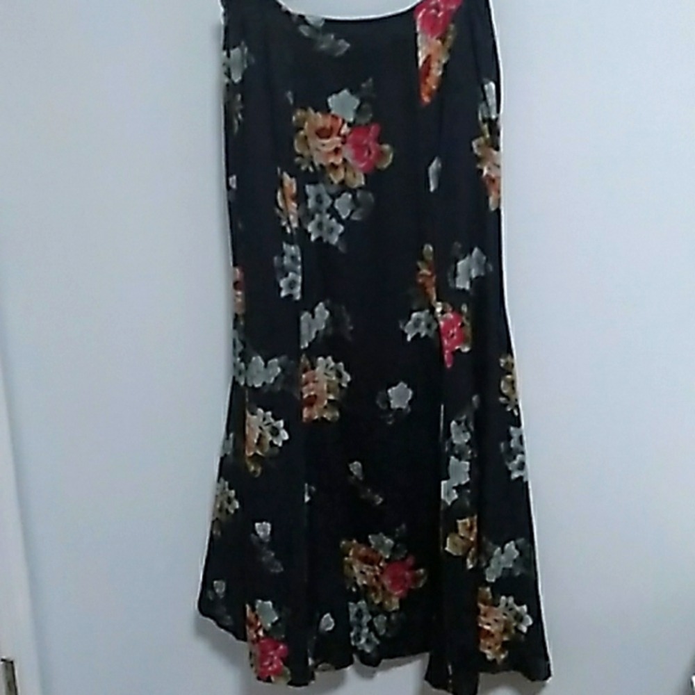 100 silk skirt size 10 flowery design.